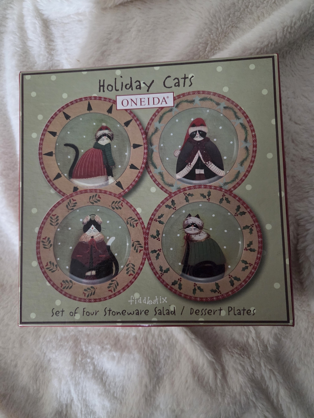 Oneida Holiday Cats Stoneware Plate Set - Green and Red